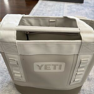 YETI Camino 20 bag, color cape taupe
